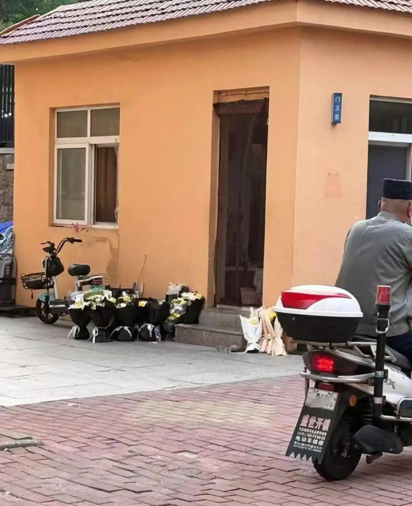 青岛大学宿管大爷被活活热死，8个月没发工资，校方如此回应。最近几天，网上最多见的