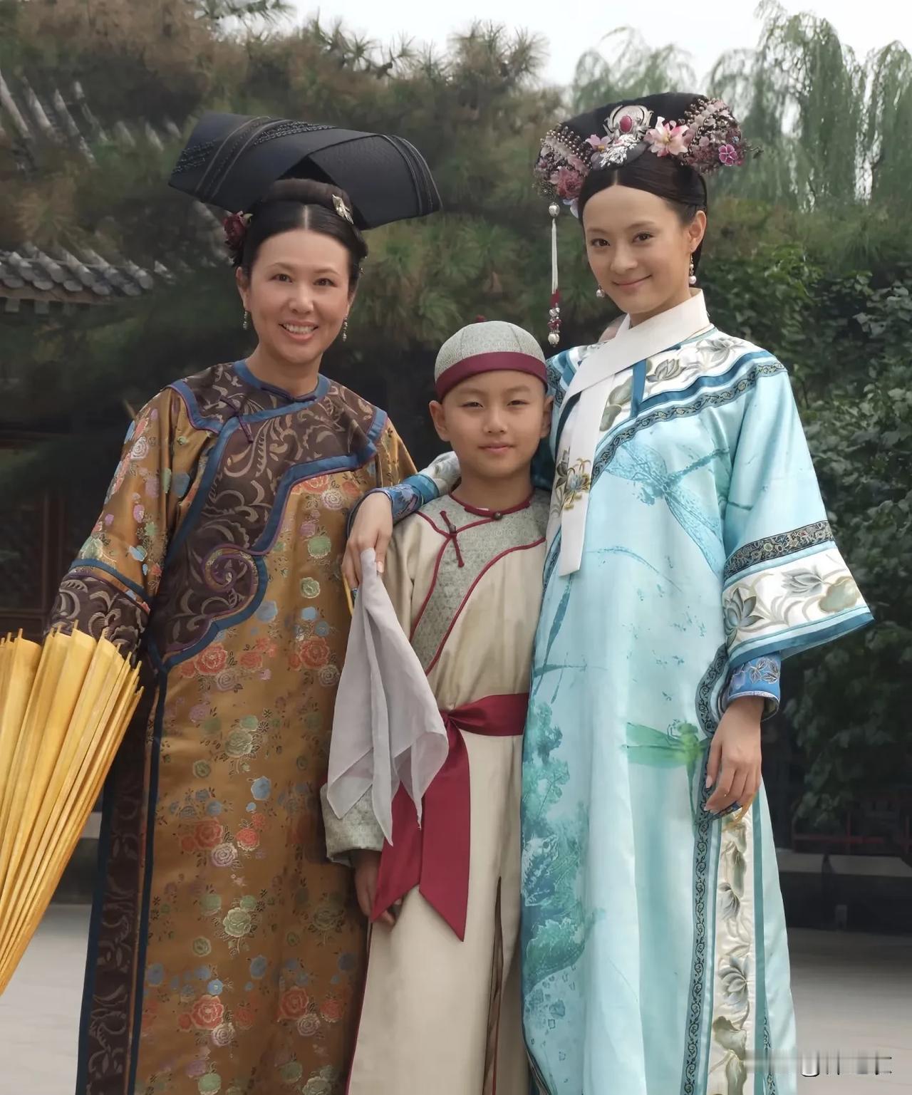 甄嬛传这部戏埋下了很多伏笔，从一开始甄嬛在庙上香，温太医想送她家传玉壶，甄嬛说：
