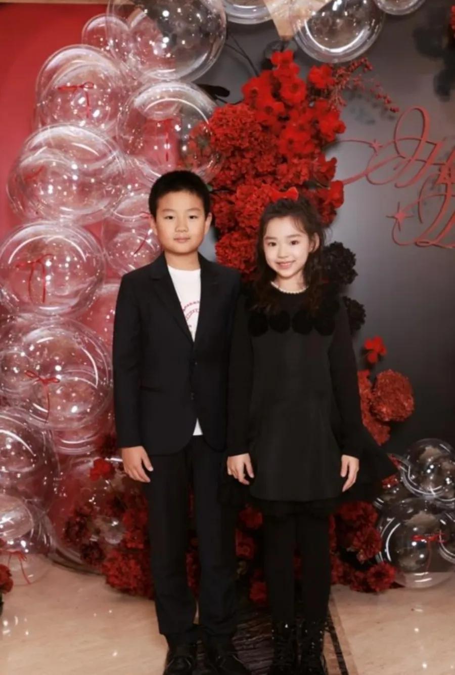 这不是小号“佟大为”吗？大家看看是不是跟他爸爸长的很像？眼睛，嘴巴，脸型