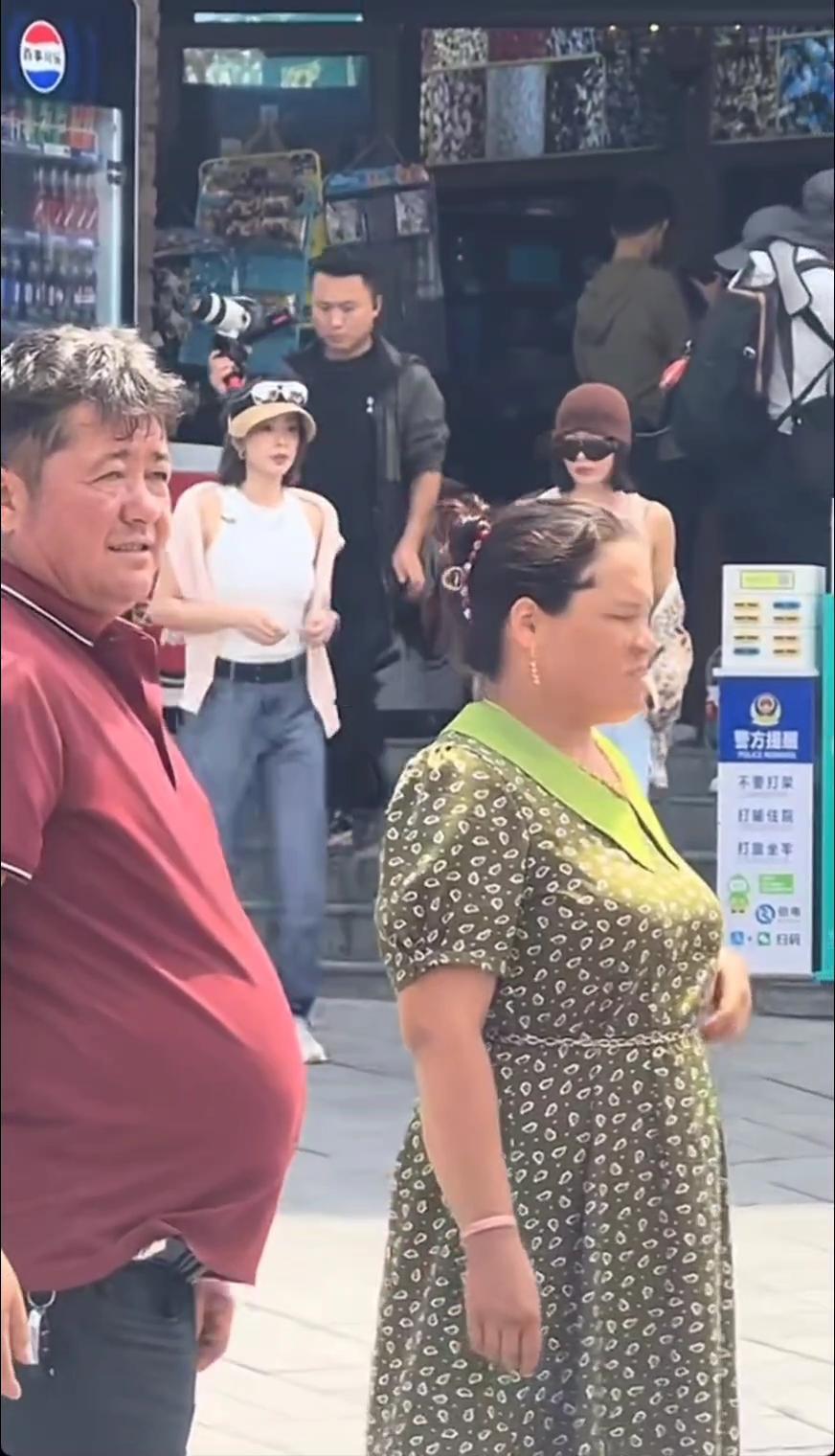 这李宇春，高叶，辛芷蕾，倪妮，走在新疆的大街上，就跟普通路人一样，谁认识你呀！说