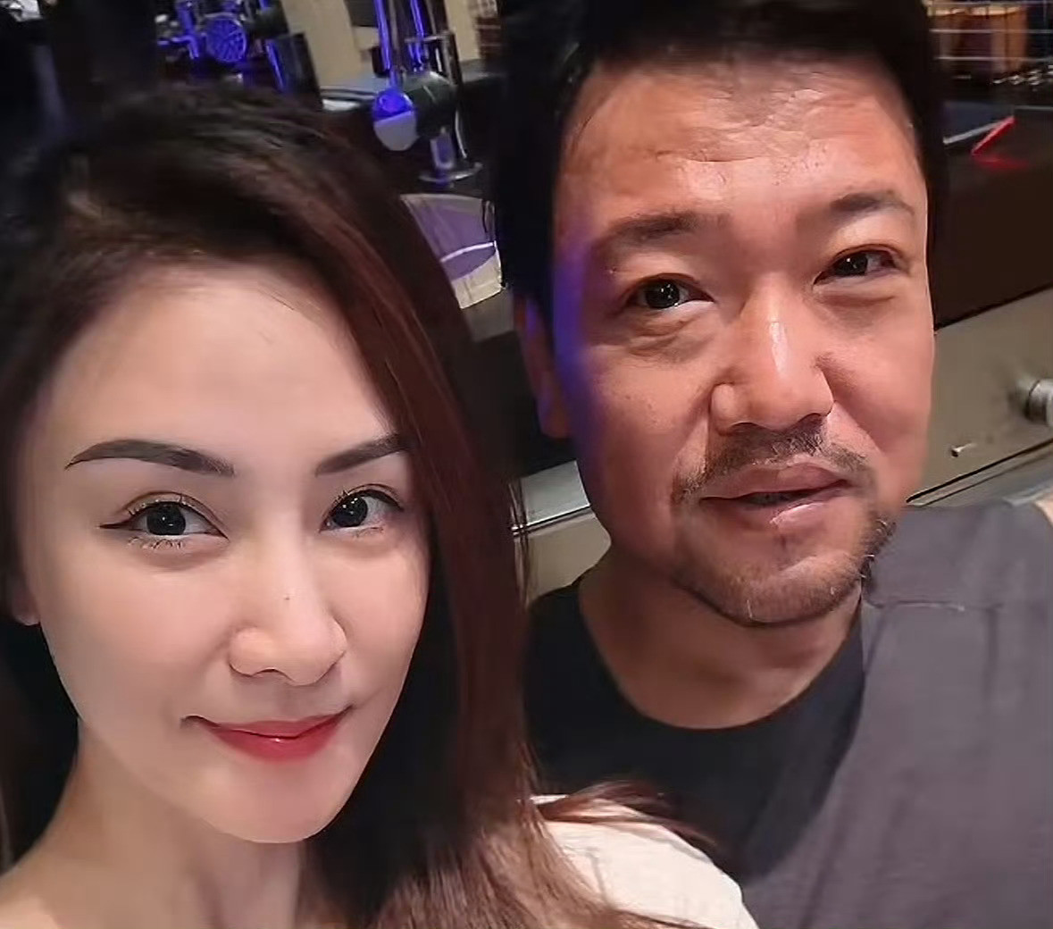 贾冰减肥成功瘦到脱相为什么最近这么多明星都减肥成功了？是有什么新的黑科技吗？还是