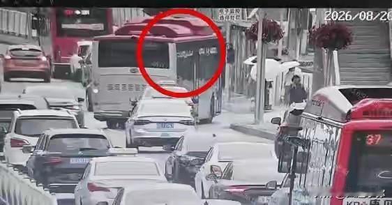 太暖心！大连乘客车上昏迷，公交车直接开进医院救人就在前不久大连一辆公交车上