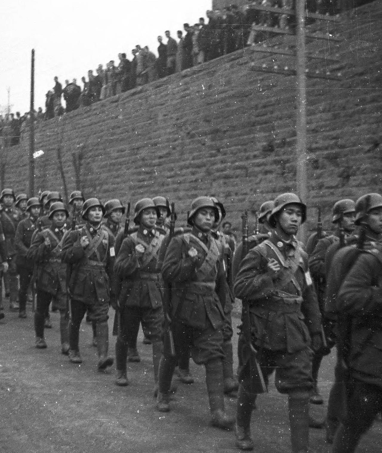 这是摄影师在战争中拍摄到的目前为止最清晰的一张中国德械师照片。此时此刻的他们装备