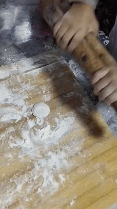 这孩子太聪明了！近日辽宁，妈妈带女儿回老家，晚上正在包饺子，没想到女儿看了一会儿