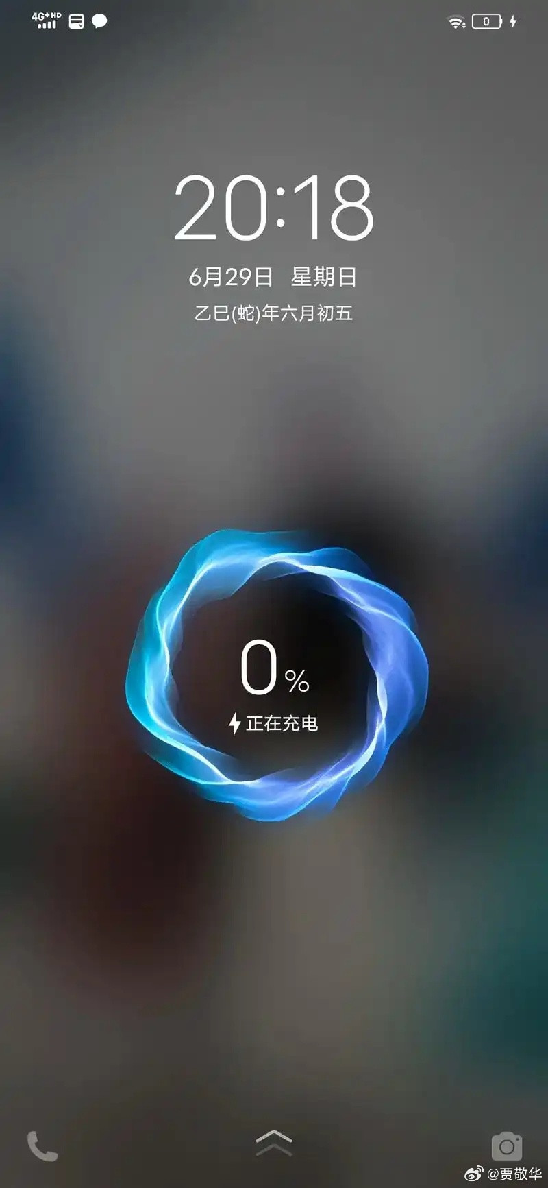 刚才维修师傅接待了一位顾客，手机无法开机，看成色挺新，没有发现电池鼓包。用5W充