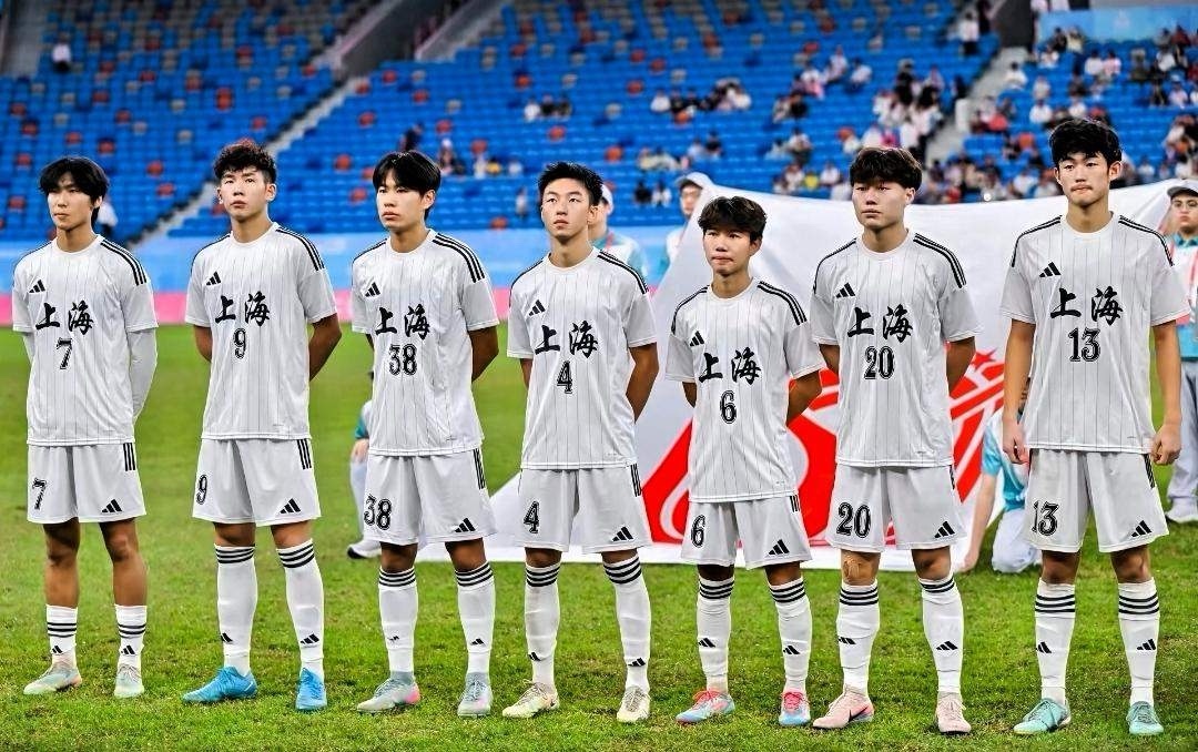 两场比赛，两个冷门。同样1:0的比分，同样的点球，甚至连获得点球的时间都如此相似