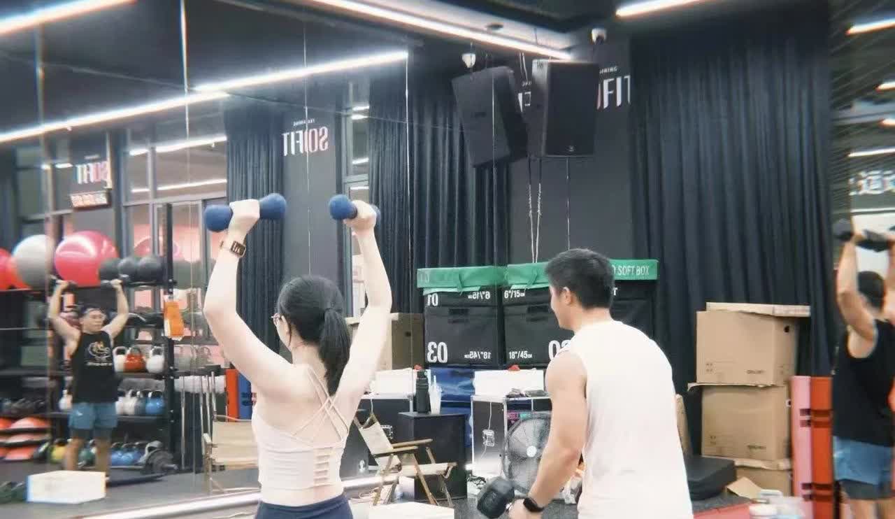 玩的真花啊！工行高管女子出轨健身教练，被同为银行高管的丈夫实名举报。丈夫恳请