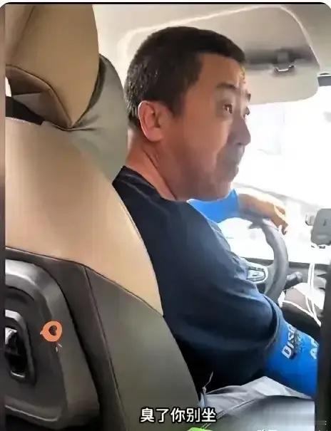 近日，海南海口发生一起令人匪夷所思的事件。一名网约车司机与女乘客发生冲突，竟然不