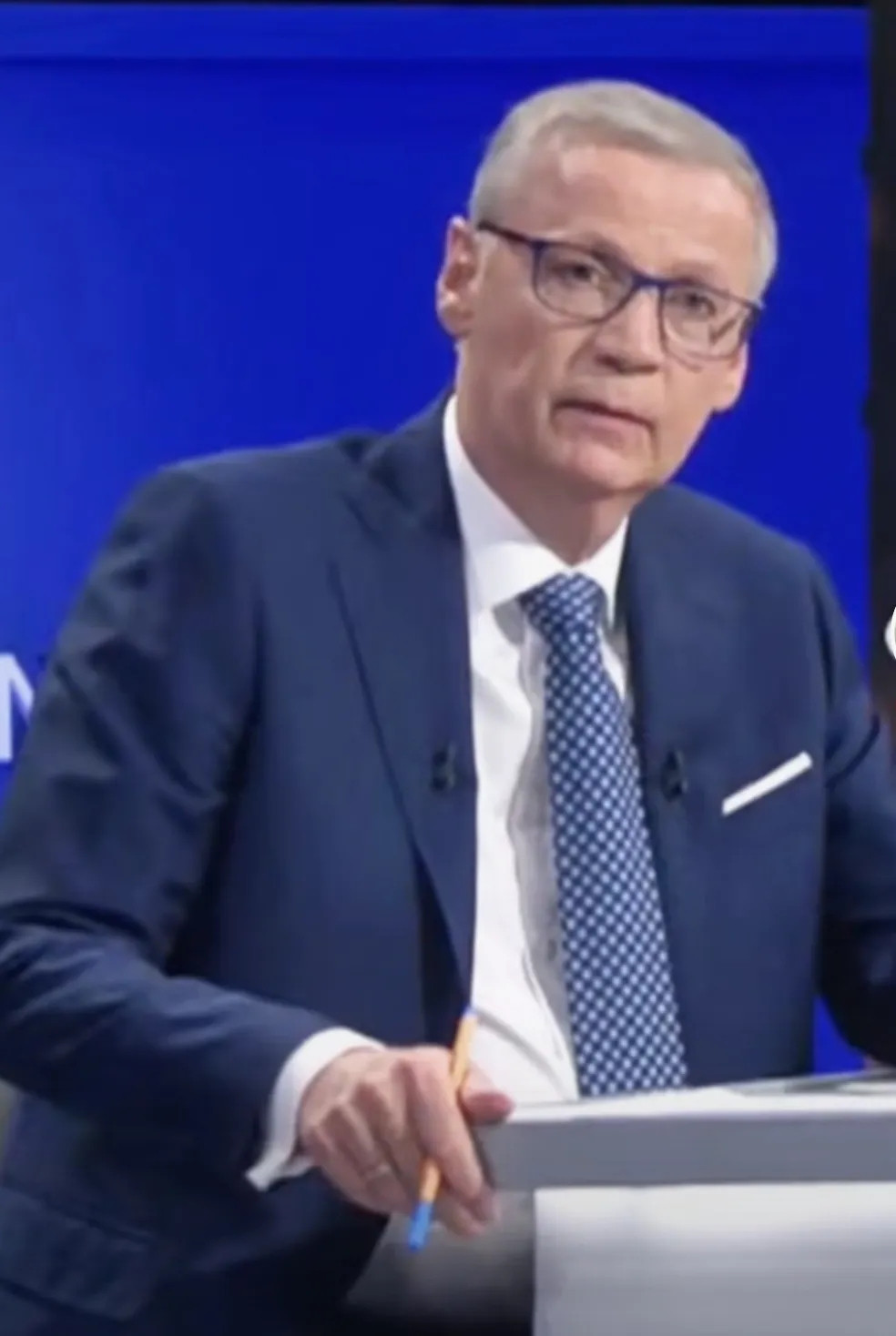 德国议员问反对党领袖魏德尔：你家人在哪住？魏德尔回应妻子是瑞士人，带着两个孩子住