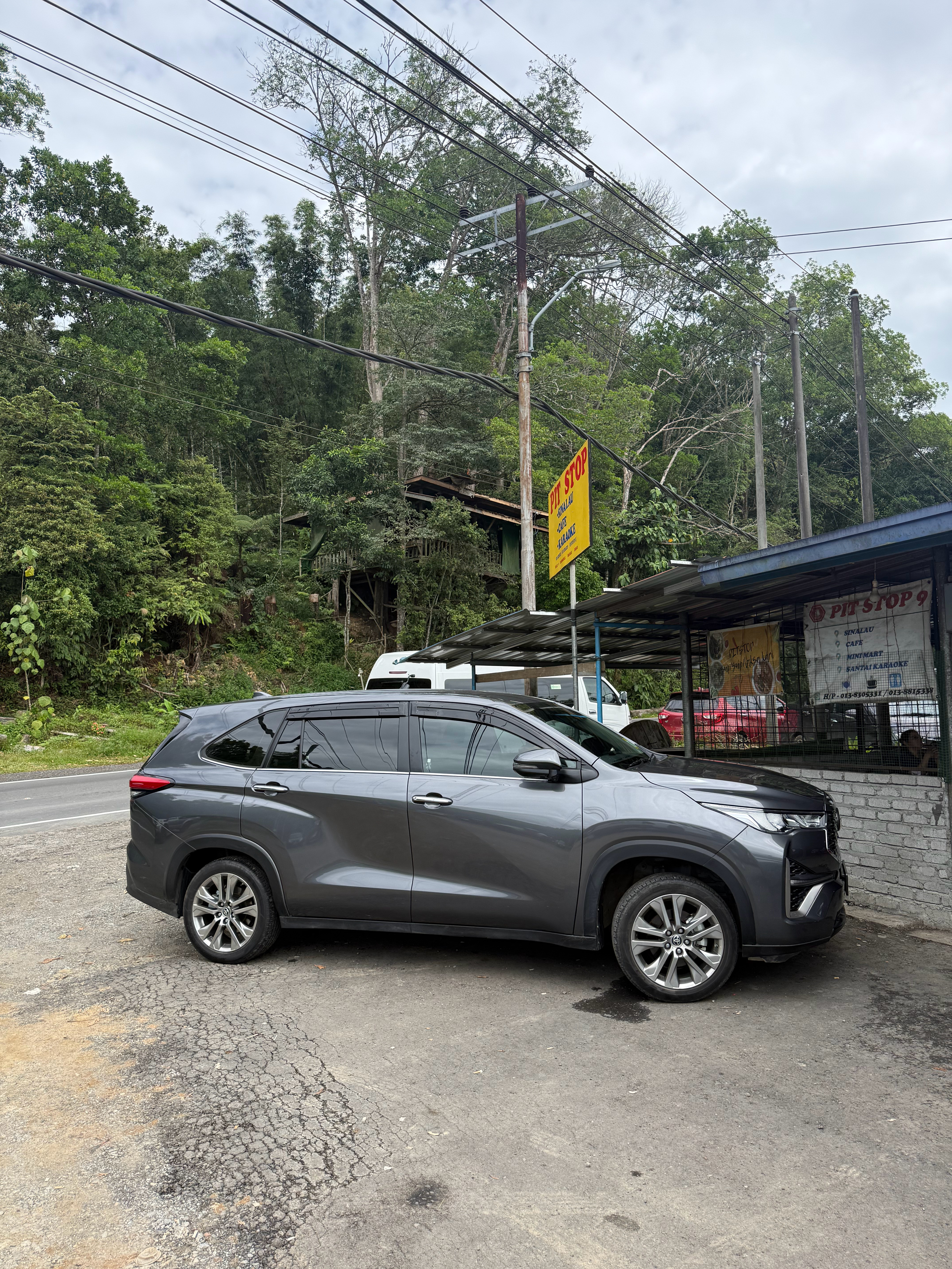 旅行租车时，Innova这是非常常见的7座车，但其实3排空间不好用，而且尾箱是放