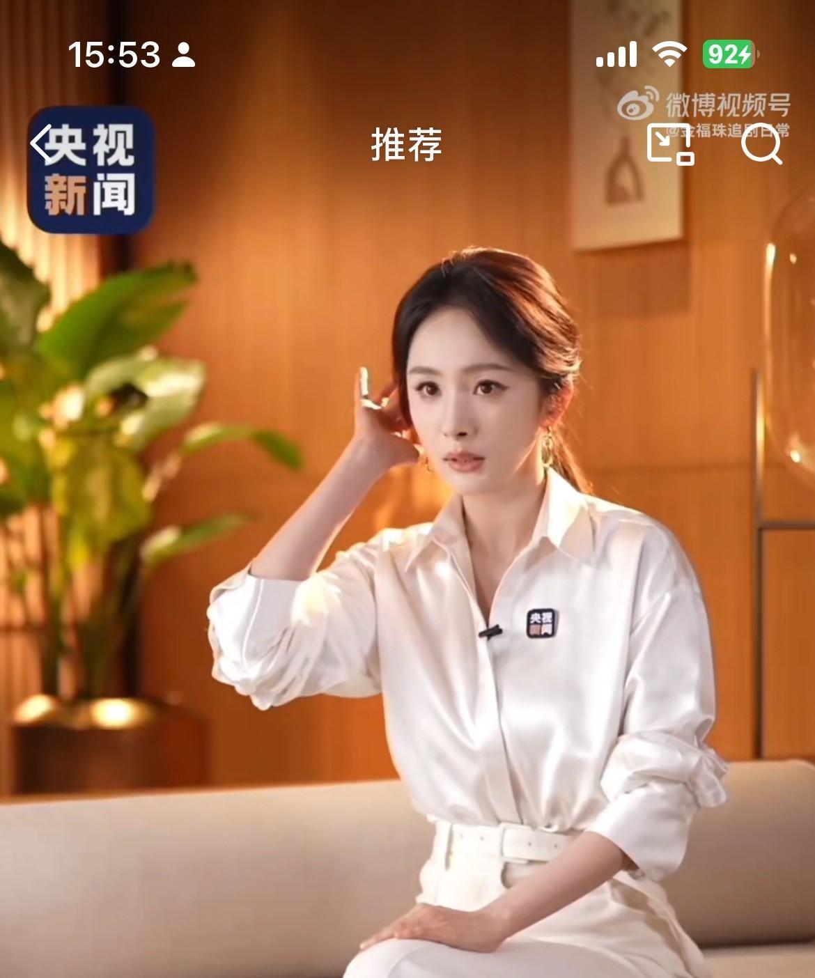 大家发现没自从赵丽颖口无遮拦后，央妈扭头就把镜头给到杨幂了，而且还亲自下场给杨