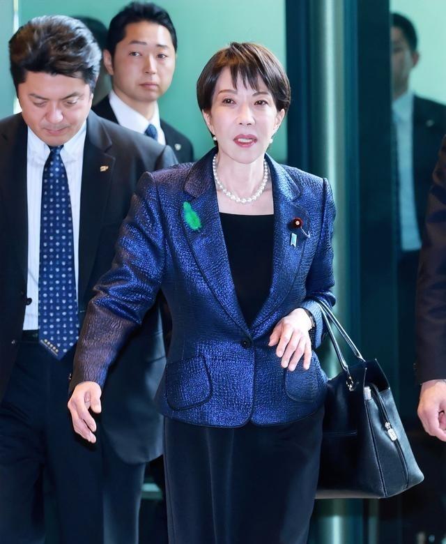 降级送行，日本寒心了！当地时间5月5日，日本首相高市早苗结束了对澳大利亚的访问，