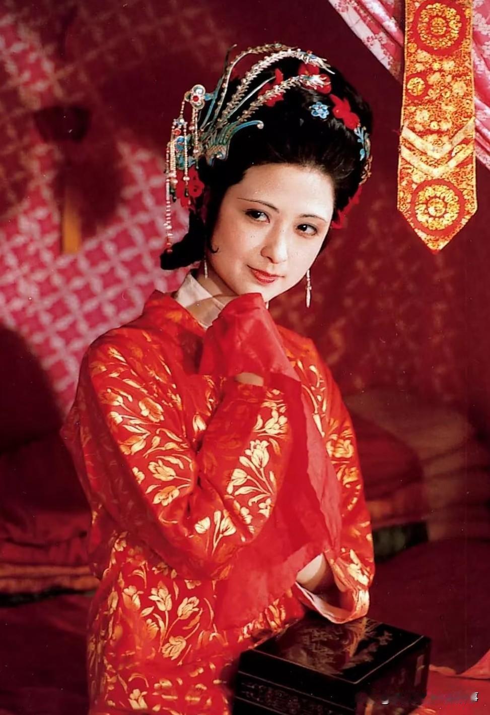 看《红楼梦》总有人不解，尤二姐明知贾府藏污纳垢，宁国府更是美女的地狱，为何偏要执