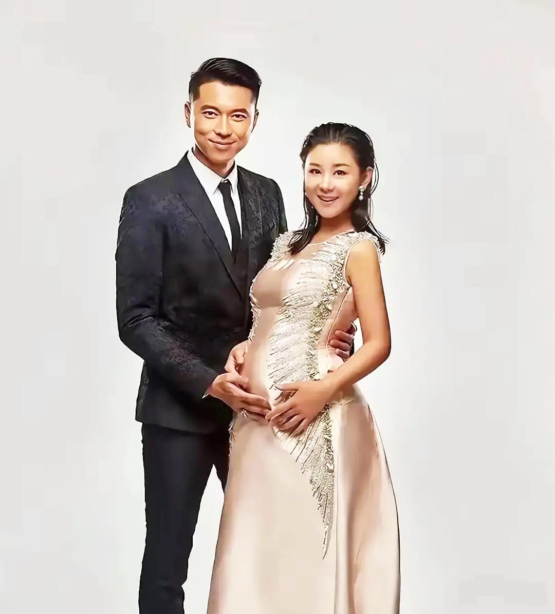 李小萌怀三胎，王雷笑开颜，手抚孕肚甜到齁，这份幸福藏都藏不住！40岁高龄再迎