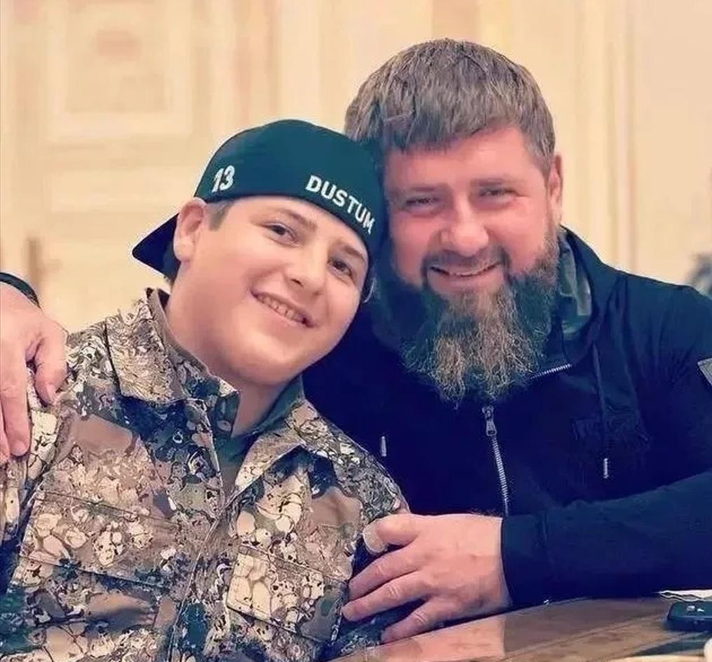 卡德罗夫父子双双生命垂危，车臣卡德罗夫生病以后，才18岁的接班人突遭车祸，车队突