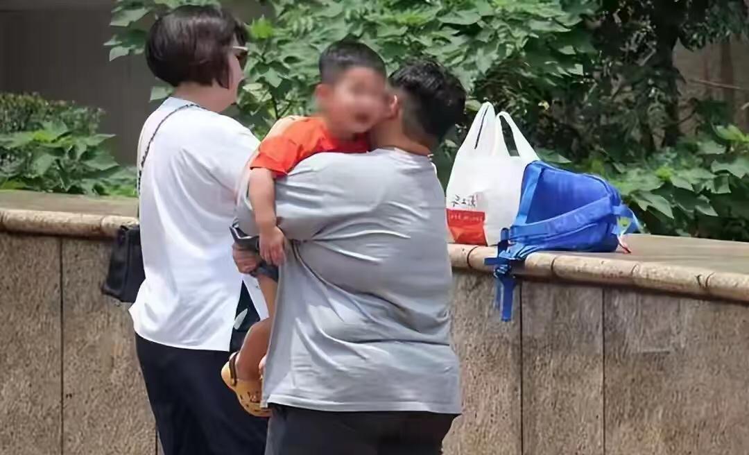 44岁Selina被偶遇，肚子比老公还大，脖子快“消失”了！网友：这幸福肥也太真