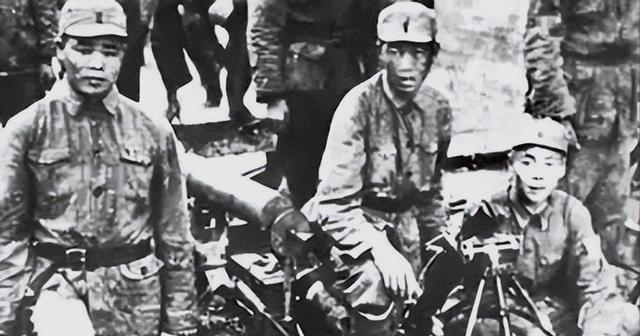 1942年，新四军刚宿营，鬼子竟连夜摸到山下！副支队长正喝酒，却突然笑了。
