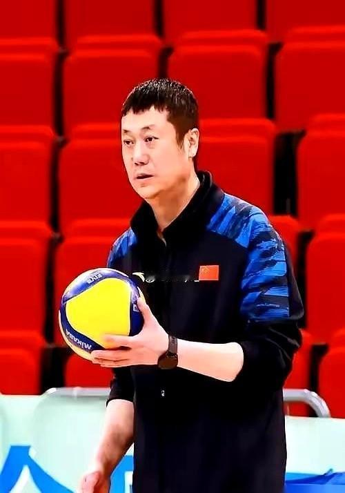 胡进带女排拿过世锦赛亚军、世界杯亚军，那叫真本事。赵勇带男排打到世锦赛第19，