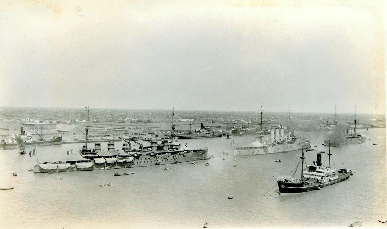 1925年黄浦江上的美日法三国巡洋舰。从左往右分别为法国海军儒勒.米什莱号装甲