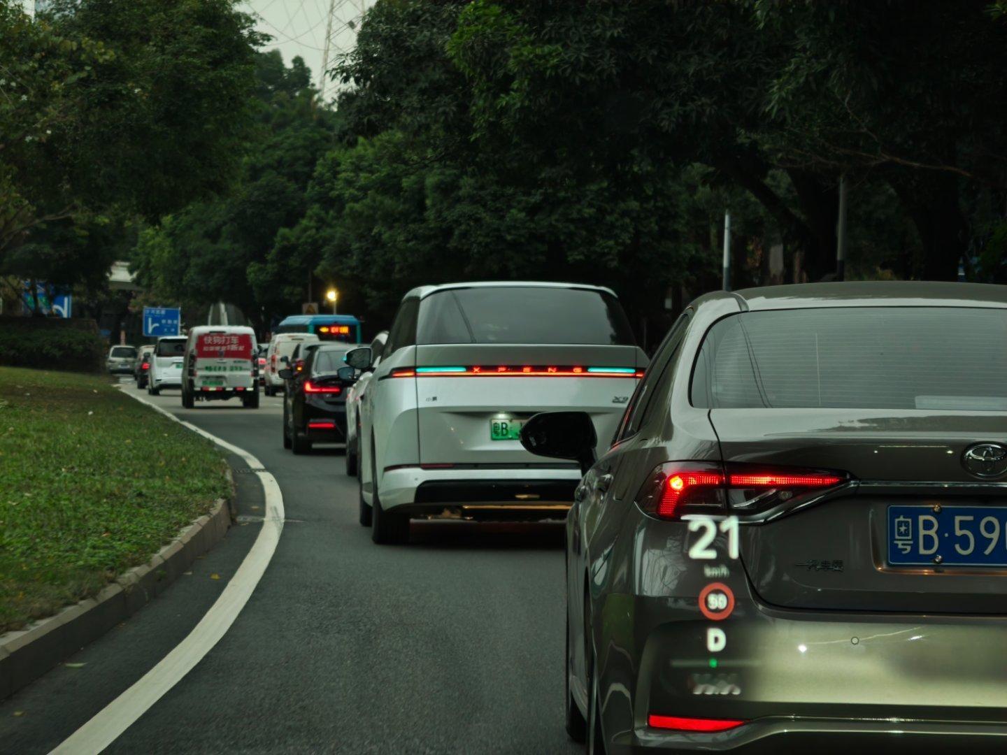 小鹏X9也上小蓝灯了跟了一路，发现它的城区智驾拟人度很高车流汇合选道很果断有