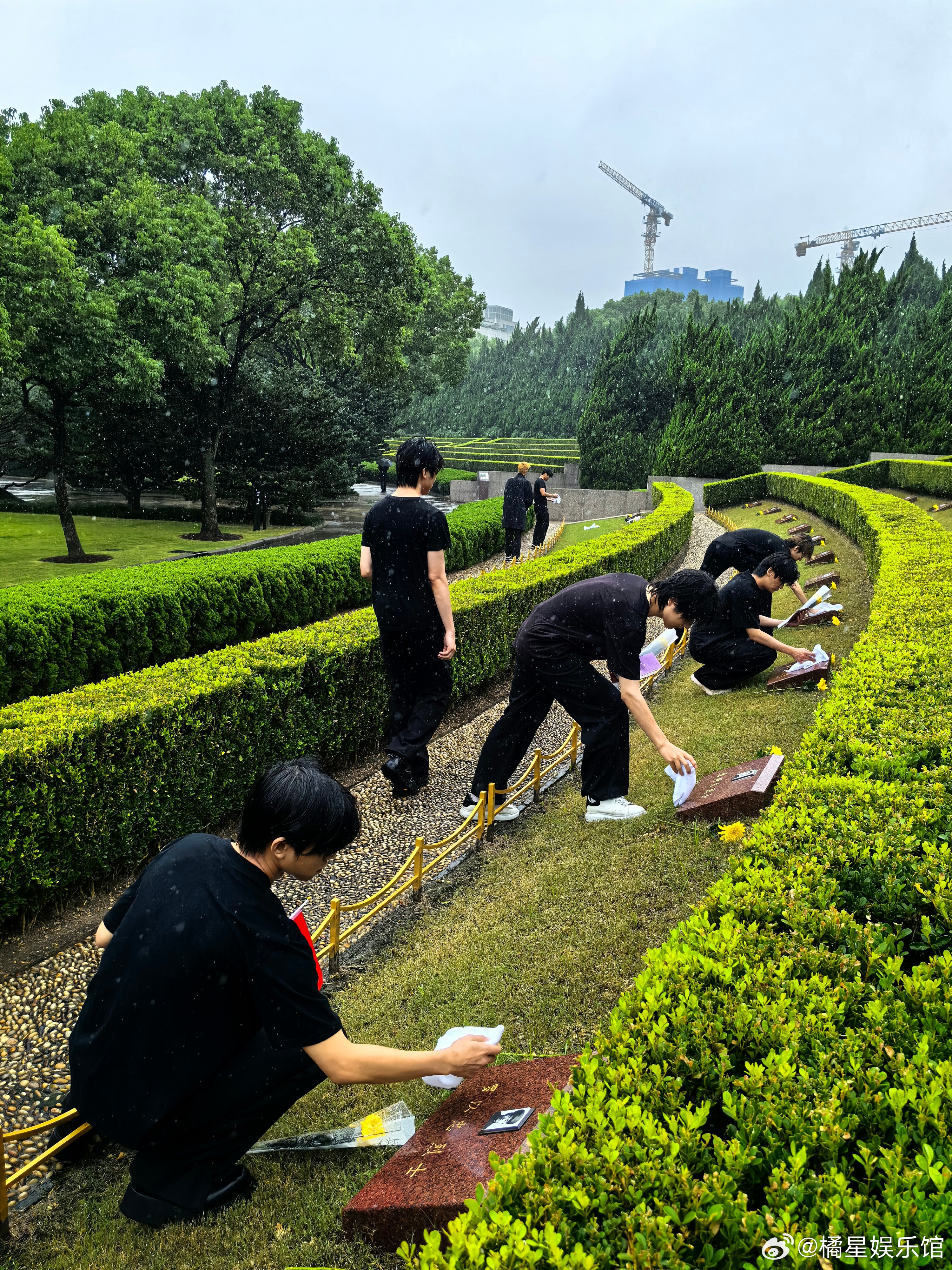 练习生国庆冒雨祭扫烈士陵园练习生冒雨祭扫烈士陵园一捧鲜花寄思念，绵绵秋雨悼英魂