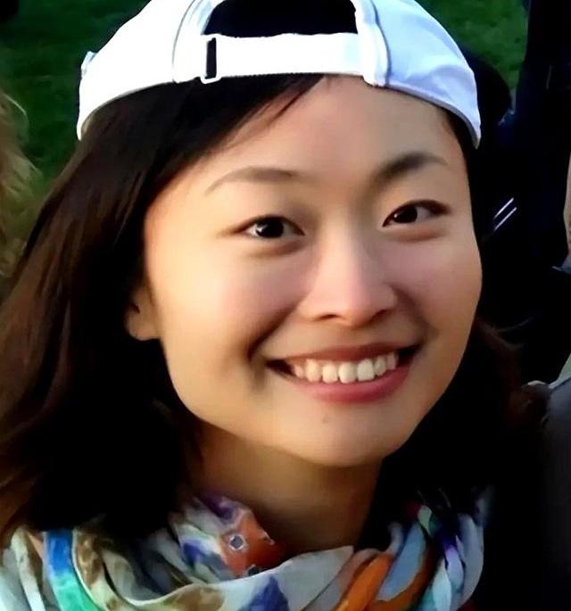 母亲葬礼上，几百位老同事哭成一片，40岁的独生女愣是一滴泪没掉，这闺女是冷血，还