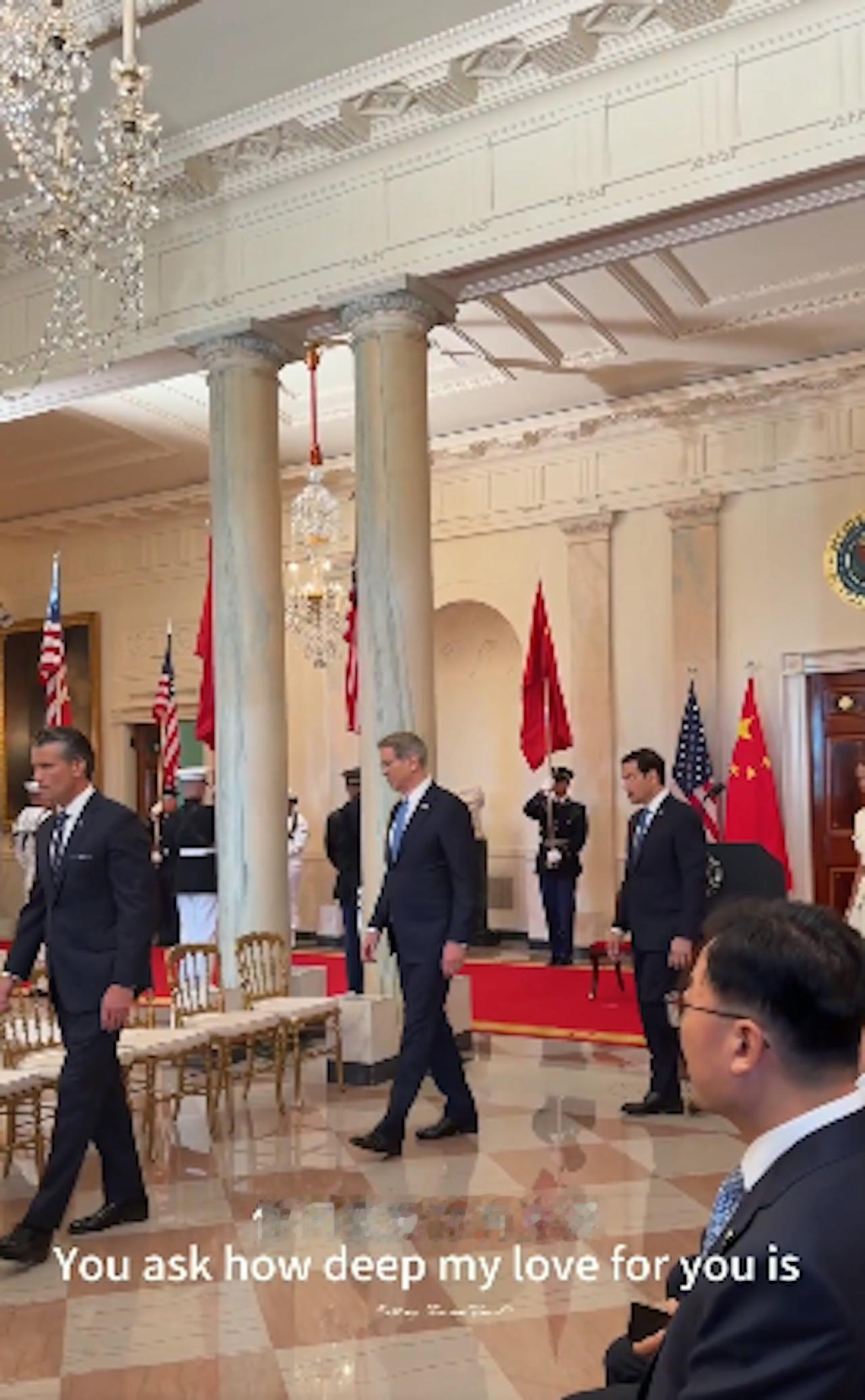 昨晚白宫国宴，恰逢中国中秋，乐团于是演奏了一曲《月亮代表我的心》。这是台湾作