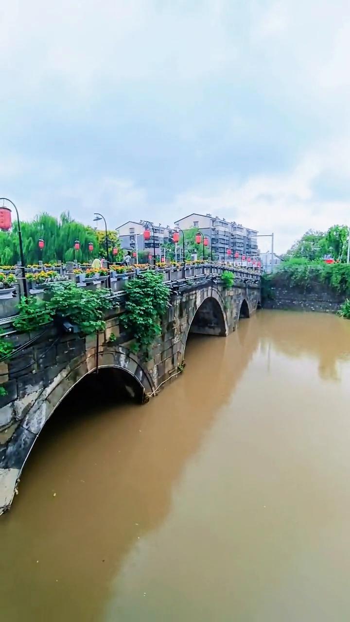 目睹大雨过后，洛阳瀍河大石桥积水很大。500年古建经受风雨。朋友们，这里是河