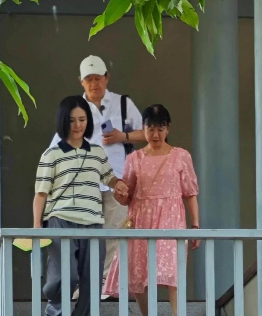 44岁谢娜和父母现身四川乐山，她的穿衣打扮很低调，身材好瘦，状态非常不错，手提养