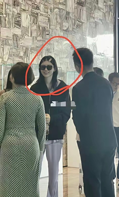 奚梦瑶也是混出头了，她告诉我们：当你到了一定高度的时候，身边的人都会对你彬彬有礼