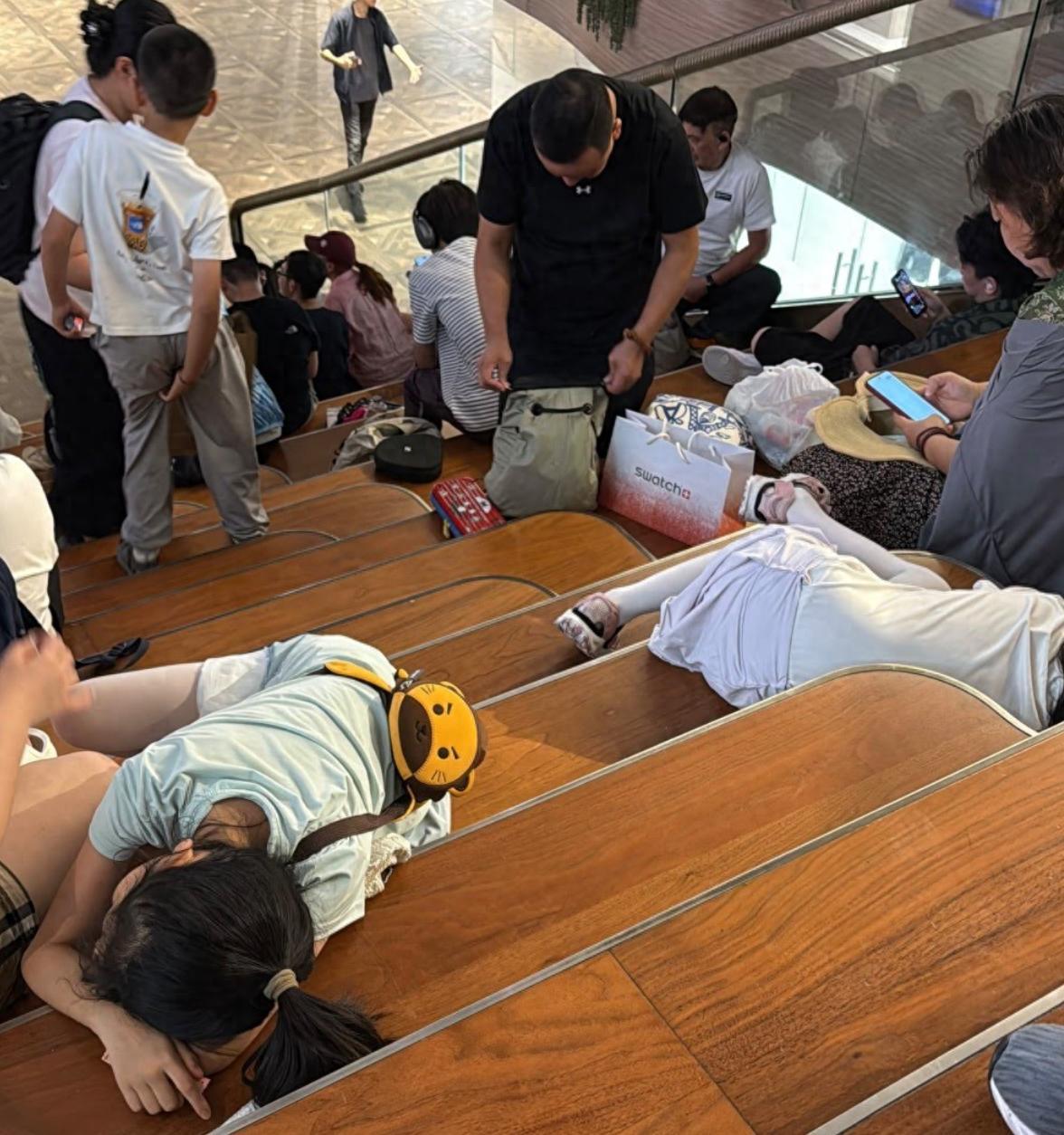 香港商场秒变“难民营”？内地游客席地而坐蹭空调惹争议！网友认为菲佣可以随地坐没