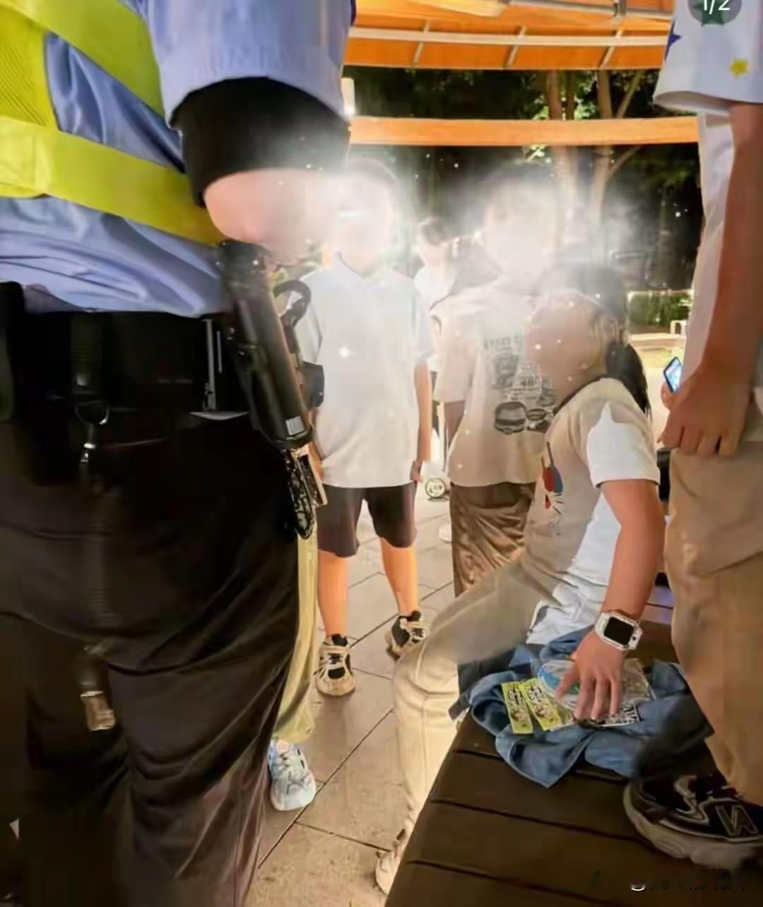 “为上海民警点赞！”上海，8岁女孩在玩耍，被一个男孩推倒，对方不但没有道歉，还遭到对方的言语威胁。女