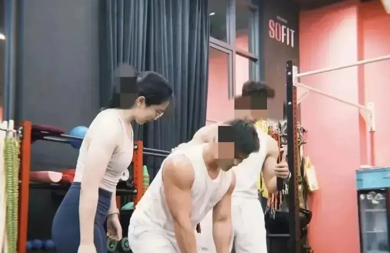 梁女士这回肠子都悔青了！本想偷摸找健身教练“加练”，以为最坏不过离婚分钱。哪