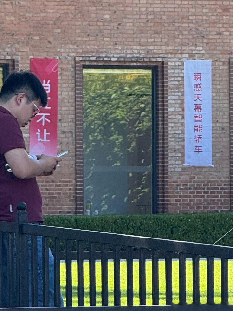 出来喝咖啡遇见智己活动我在想要不要进去混个咖啡智己汽车三公李​​​