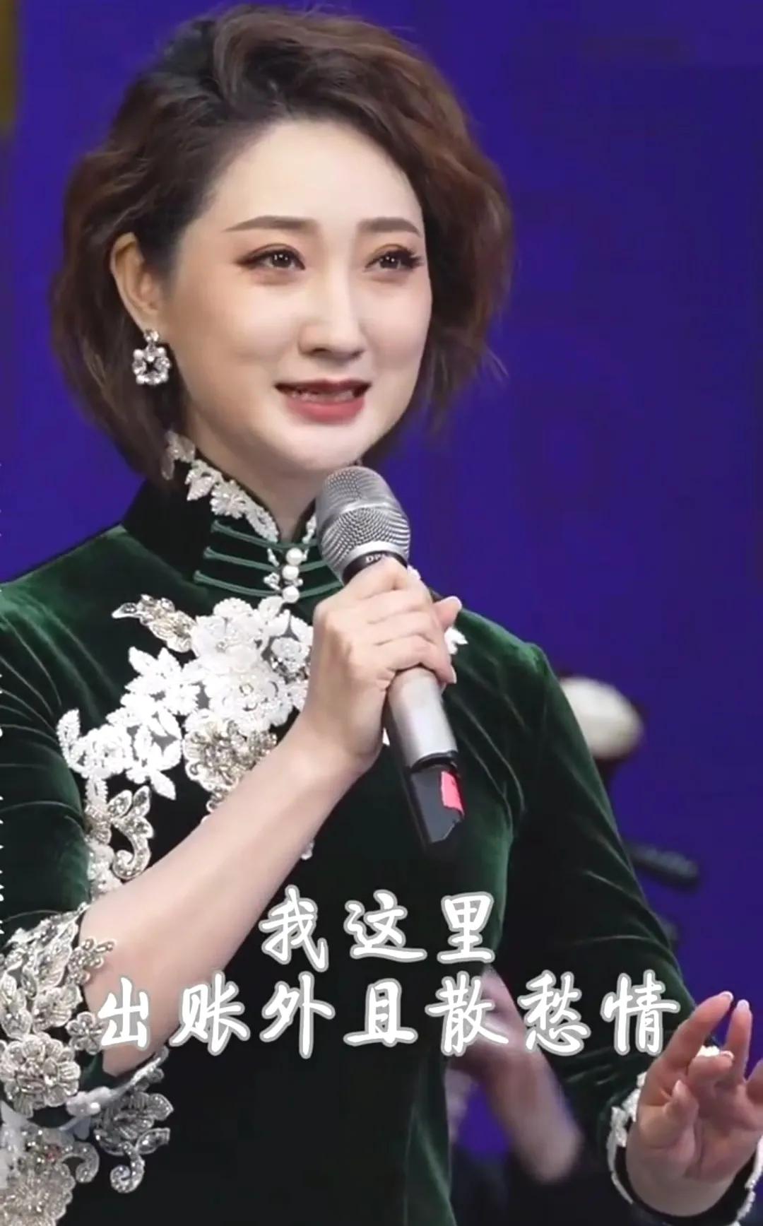 40岁的窦晓璇惊艳绝伦，倾国倾城！说到京剧女演员，大家肯定都会想到有着京剧第