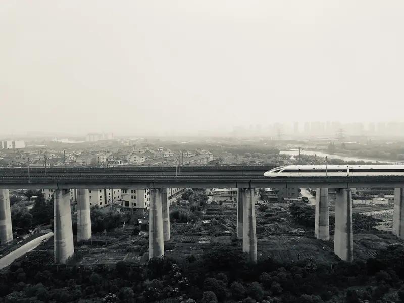 为何高铁之上人人皆静谧无声火车厢内却叽叽喳喳不停只因高铁载着儿女逐梦火车