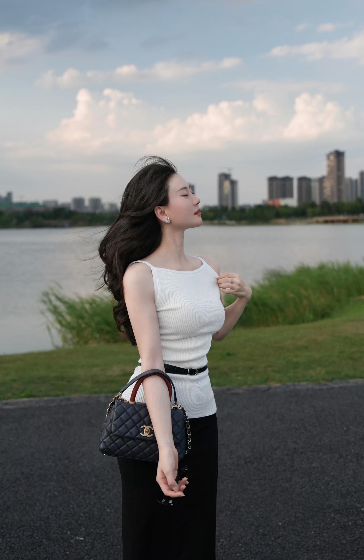 白衫似月光，黑裙如夜幕，在城市的褶皱里，我把日子过成了散文诗。风动发梢，水映身影