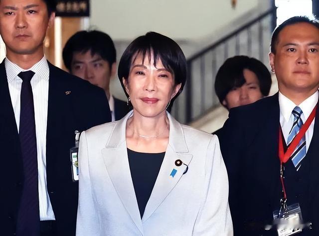 高市早苗:被特朗普戴上紧箍咒特朗普总统在吉隆坡和日本首相高市早苗首度见面就跟