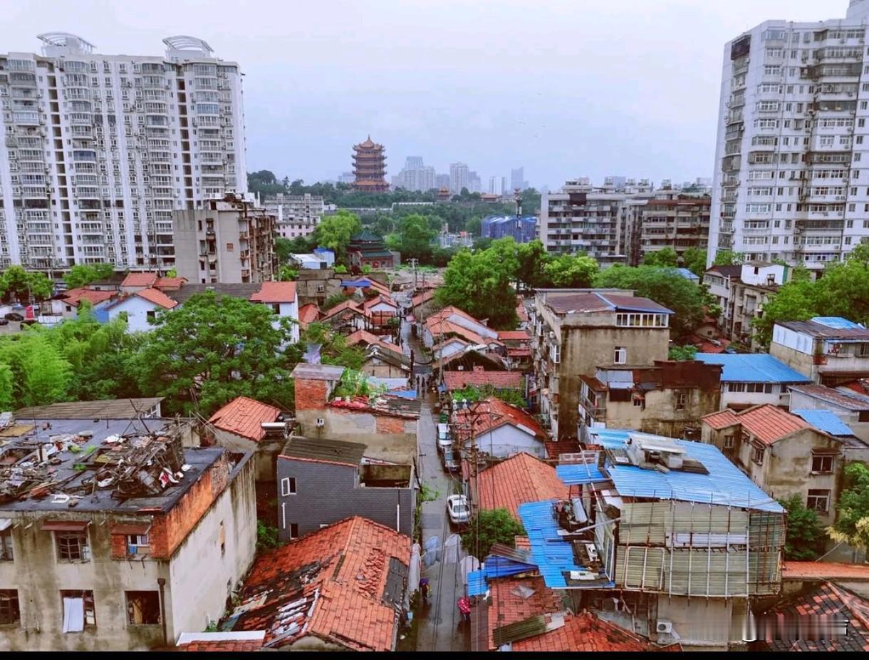 武昌有片藏在城中的“宝藏盲盒”武昌司门口昙华林一带，位于黄鹤楼脚下、蛇山北麓，