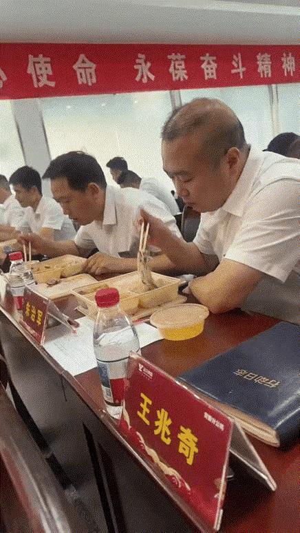 那边录像呢，在难吃也要咽下去。