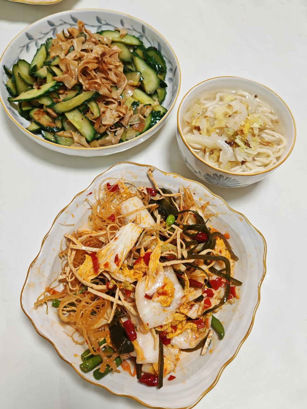 2025.5.8晚饭今天的晚饭比较简单凉拌菜黄瓜炒豆皮白菜面条……周一打