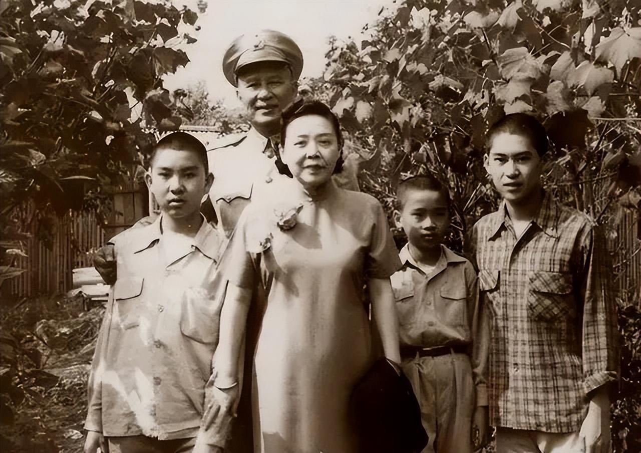 1930年10月，白崇禧的副官许辉看长官寂寞，把未婚妻王氏送来伺候白崇禧