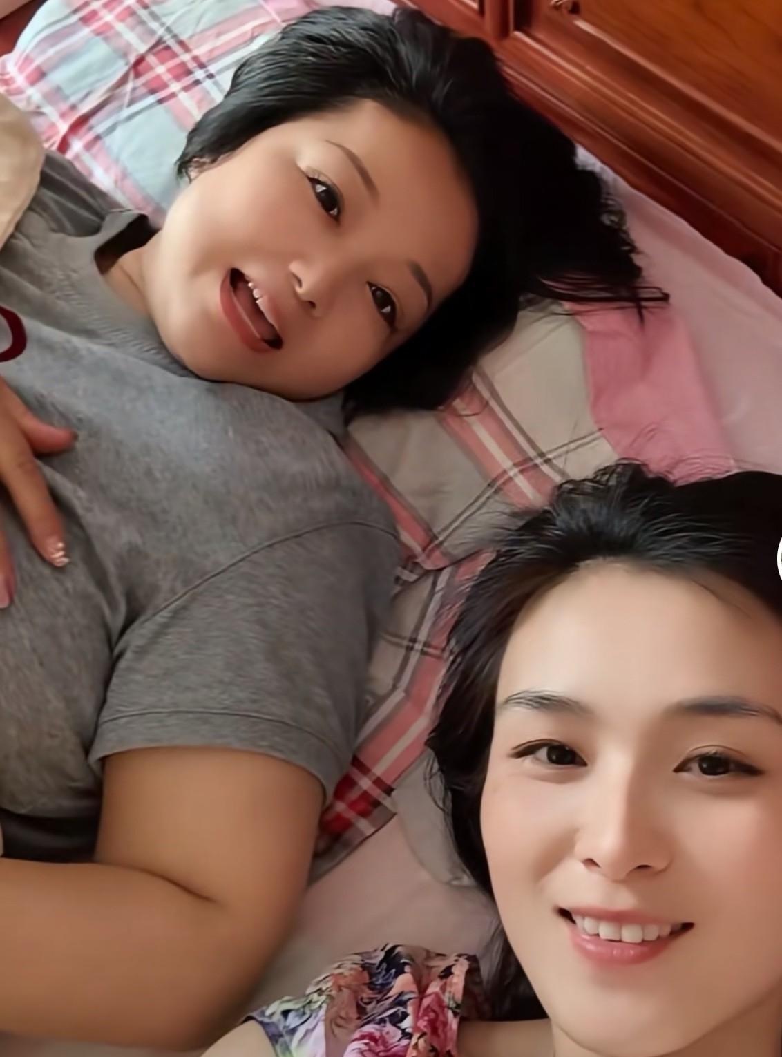 今天，瑾汐小姑更新了视频，只见哈密瓜家四个哈睡一张床上，在福建莆田老家的瑾汐很自