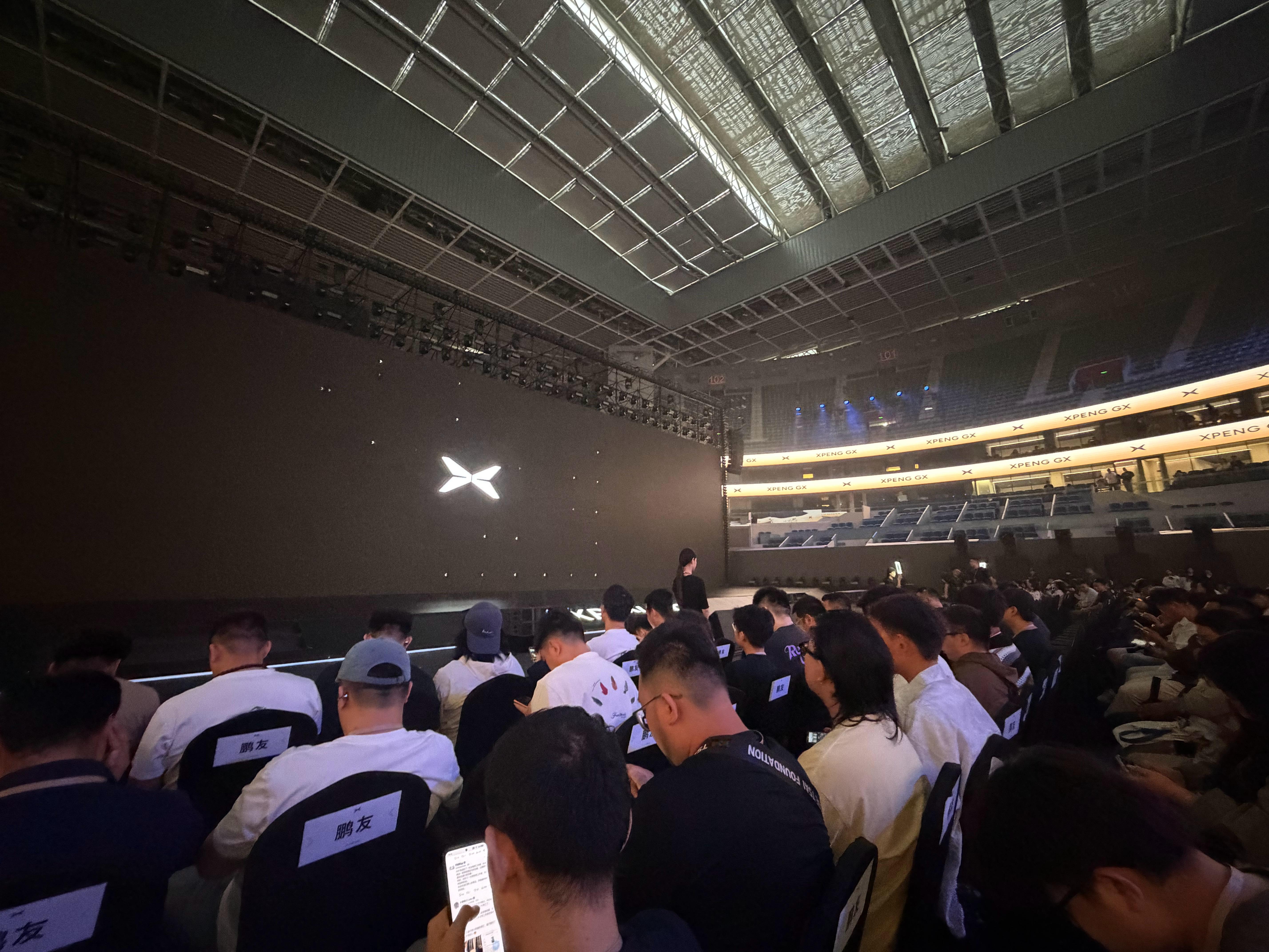 小鹏GX上市发布会现场，这戴帽子的哥们是谁啊北京·北京奥林匹克公园网球场