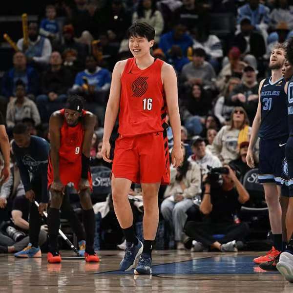 杨瀚森目前在NBA联盟中的势头越来越好了继上一场在NBA常规赛对战灰熊时，代表
