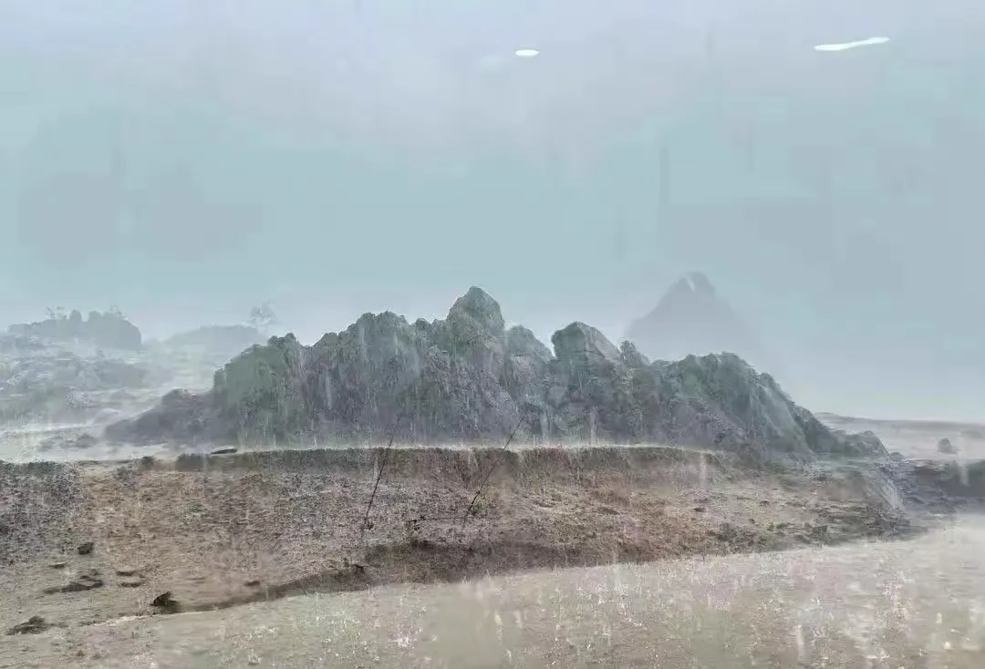 关于游船侧翻事故，更多天气细节曝光！一位在其他游船上游客说:“我下午上船时，