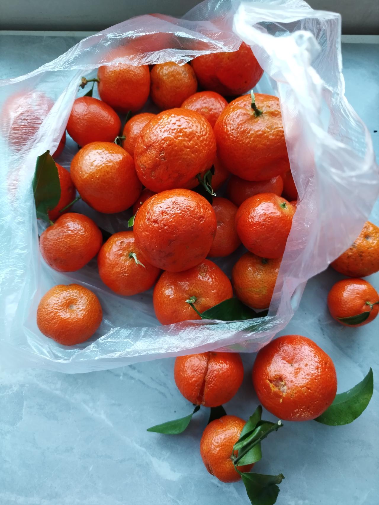 今天走到大型超市，水果区。看见售货员儿在橘子堆儿里到新鲜水果，挑出那小的不好