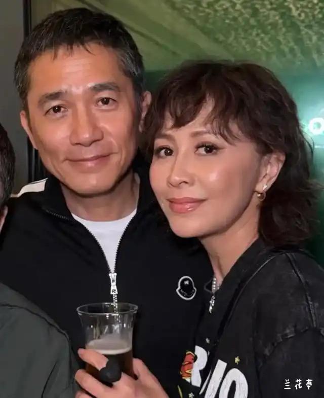 这是我在网上搜到的他们最放松、最自然状态的合影照，梁朝伟，刘嘉玲。他们共同