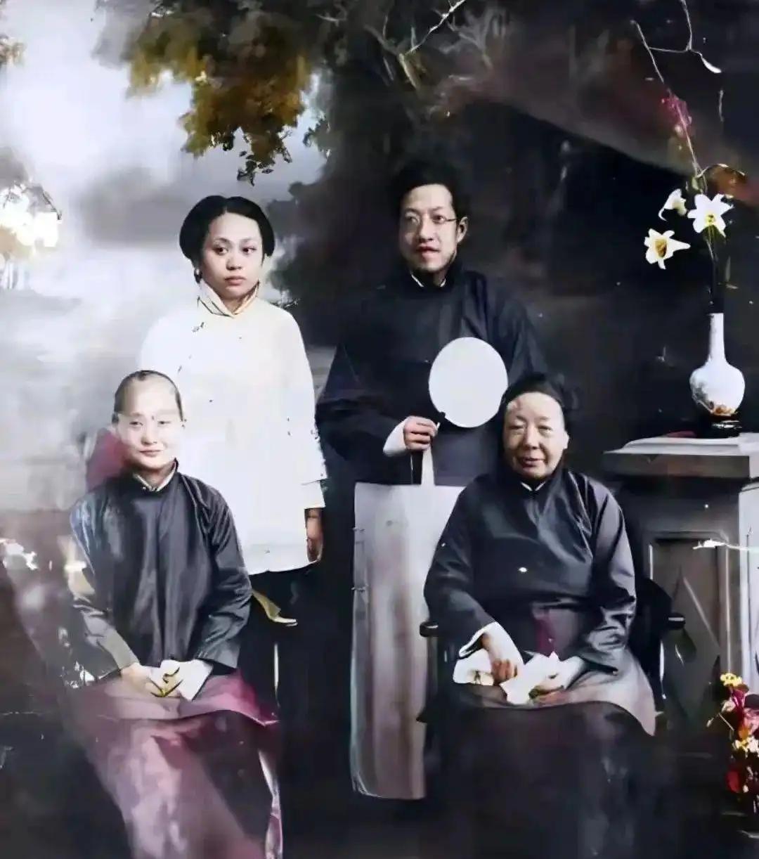 这张拍摄于1914年的珍贵合影，展现了章太炎先生与夫人汤国梨及两位岳母的温馨时刻