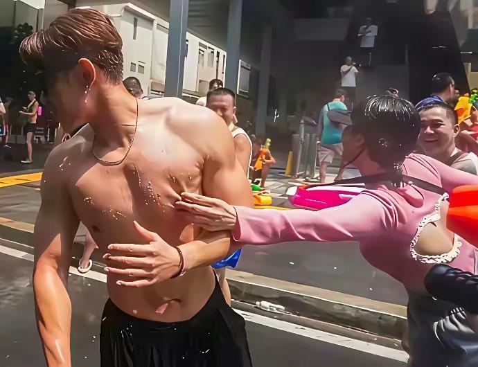 放开我男朋友！